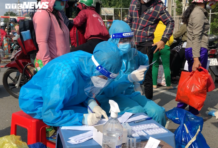 Vạ vật chờ đợi ở cửa ngõ TP.HCM suốt đêm, người dân vỡ oà vì được hỗ trợ về quê - 4