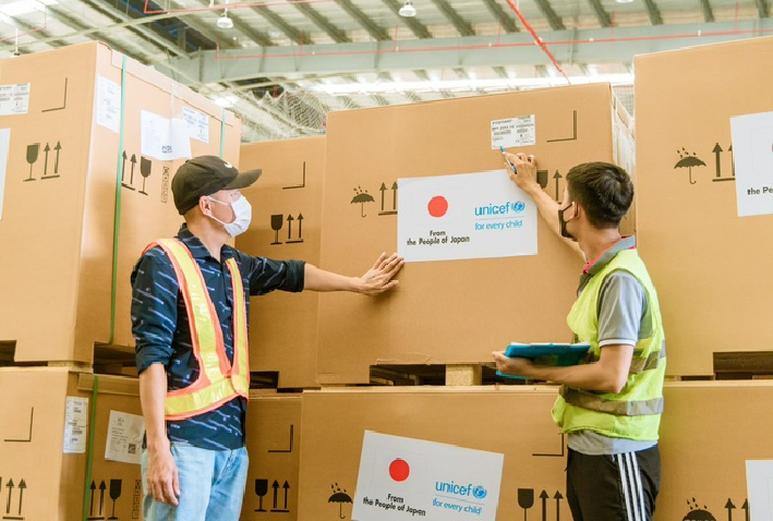 Việt Nam nhận 300 tủ lạnh bảo quản vaccine do Nhật tài trợ - 1