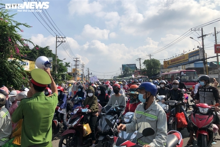 Lo đủ xe, tài xế đưa người dân từ TP.HCM, Bình Dương, Đồng Nai, Long An về quê - 1