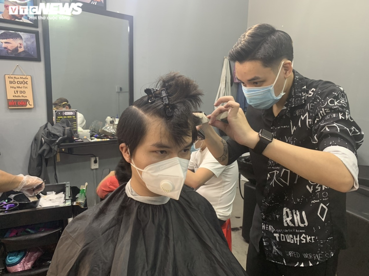 Chủ tiệm tóc ở TP.HCM mừng muốn khóc nhưng chỉ nhận khách cầm chừng - 2