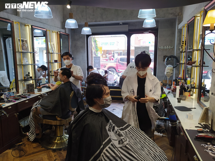 Chủ tiệm tóc ở TP.HCM mừng muốn khóc nhưng chỉ nhận khách cầm chừng - 4
