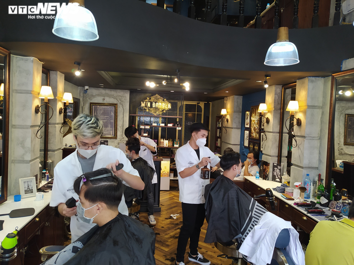 Chủ tiệm tóc ở TP.HCM mừng muốn khóc nhưng chỉ nhận khách cầm chừng - 3