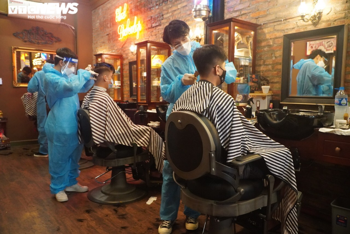 Chủ tiệm tóc ở TP.HCM mừng muốn khóc nhưng chỉ nhận khách cầm chừng - 5