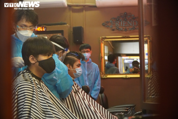 Chủ tiệm tóc ở TP.HCM mừng muốn khóc nhưng chỉ nhận khách cầm chừng - 6