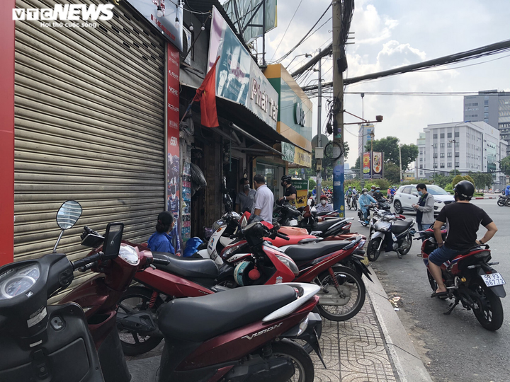 Ngày đầu mở cửa trở lại, tiệm sửa xe máy ở TP.HCM hốt bạc triệu - 4