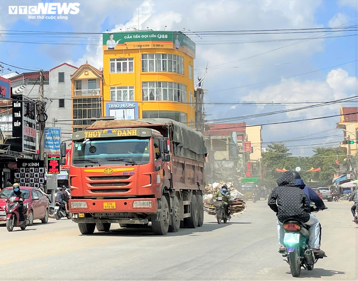 Ảnh: Xe dấu hiệu quá khổ, quá tải tung hoành trên quốc lộ 7 ở Nghệ An - 1