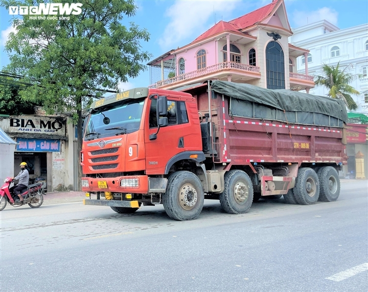 Ảnh: Xe dấu hiệu quá khổ, quá tải tung hoành trên quốc lộ 7 ở Nghệ An - 9