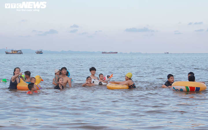 Ảnh, video: Hải Phòng mở cửa du lịch, bãi biển Cát Bà, Đồ Sơn vẫn vắng khách - 9