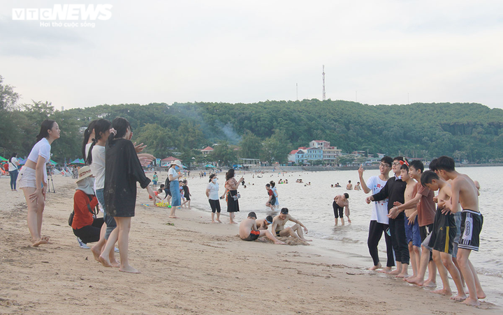 Ảnh, video: Hải Phòng mở cửa du lịch, bãi biển Cát Bà, Đồ Sơn vẫn vắng khách - 10