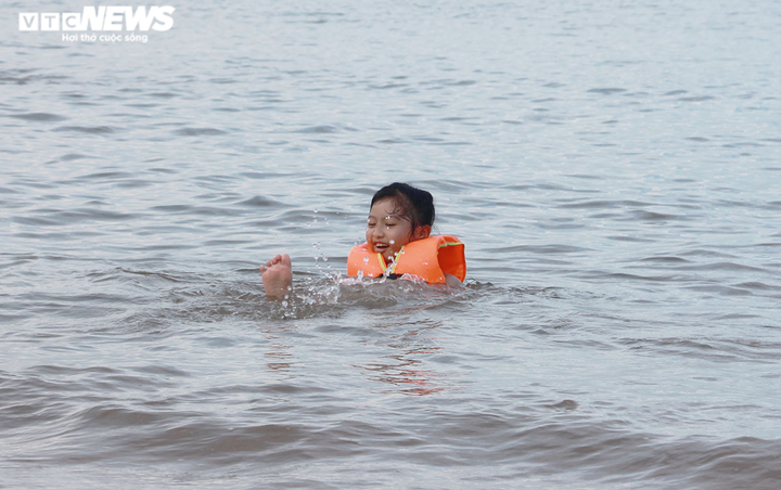 Ảnh, video: Hải Phòng mở cửa du lịch, bãi biển Cát Bà, Đồ Sơn vẫn vắng khách - 12