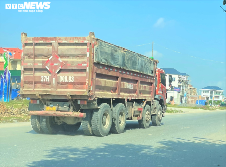 Ảnh: Xe dấu hiệu quá khổ, quá tải tung hoành trên quốc lộ 7 ở Nghệ An - 11