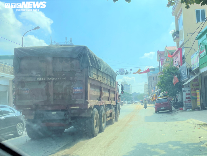 Ảnh: Xe dấu hiệu quá khổ, quá tải tung hoành trên quốc lộ 7 ở Nghệ An - 4