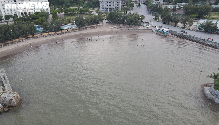 Ảnh, video: Hải Phòng mở cửa du lịch, bãi biển Cát Bà, Đồ Sơn vẫn vắng khách - 16