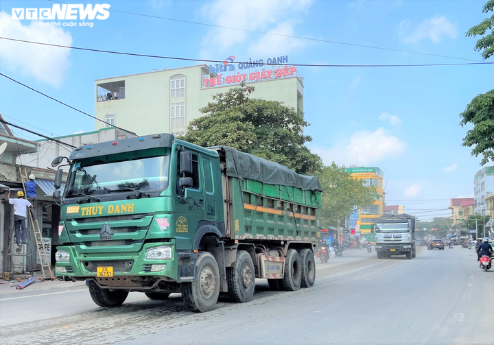 Ảnh: Xe dấu hiệu quá khổ, quá tải tung hoành trên quốc lộ 7 ở Nghệ An - 5