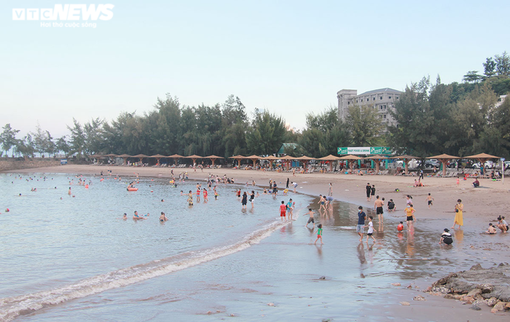 Ảnh, video: Hải Phòng mở cửa du lịch, bãi biển Cát Bà, Đồ Sơn vẫn vắng khách - 17