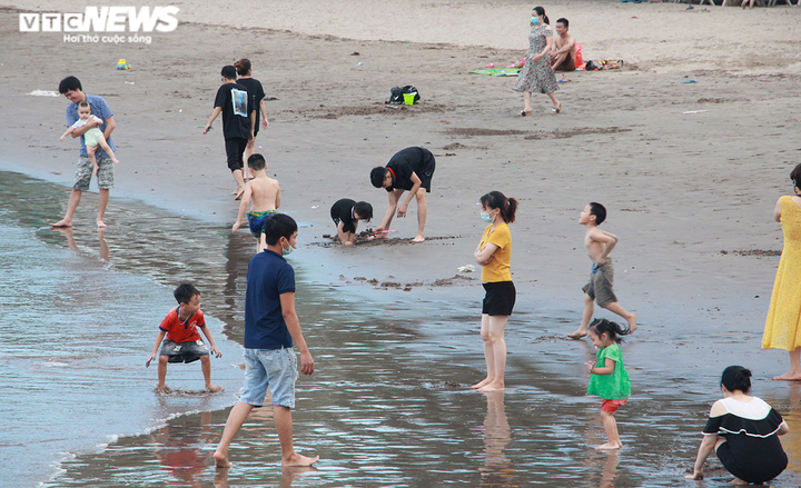 Ảnh, video: Hải Phòng mở cửa du lịch, bãi biển Cát Bà, Đồ Sơn vẫn vắng khách - 18
