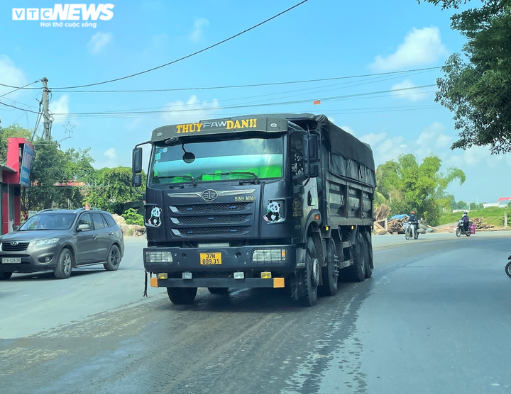 Ảnh: Xe dấu hiệu quá khổ, quá tải tung hoành trên quốc lộ 7 ở Nghệ An - 2