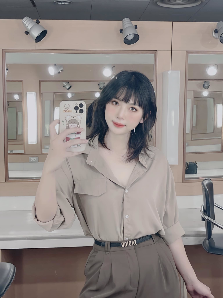 217901363_4335101256537078_278327424249974577_n.jpg Vợ trẻ, xinh như hotgirl của Phi 'Hương vị tình thân' - 8