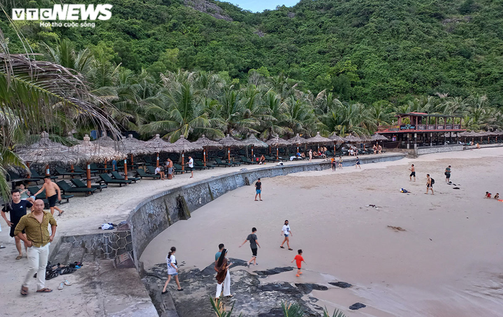 Ảnh, video: Hải Phòng mở cửa du lịch, bãi biển Cát Bà, Đồ Sơn vẫn vắng khách - 22