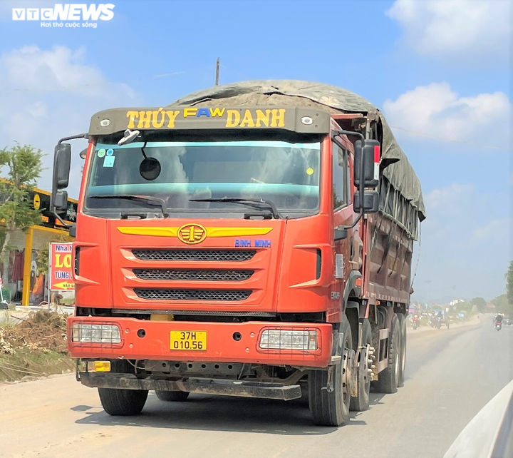 Ảnh: Xe dấu hiệu quá khổ, quá tải tung hoành trên quốc lộ 7 ở Nghệ An - 3