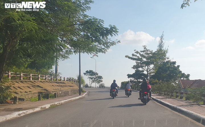 Ảnh, video: Hải Phòng mở cửa du lịch, bãi biển Cát Bà, Đồ Sơn vẫn vắng khách - 3