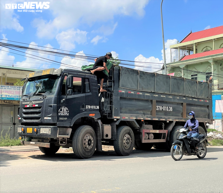 Ảnh: Xe dấu hiệu quá khổ, quá tải tung hoành trên quốc lộ 7 ở Nghệ An - 12