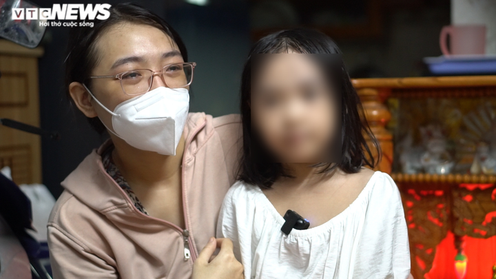 Mẹ mất vì COVID-19, cha bị tai biến, 3 chị em chật vật lo từng bữa ăn - 1