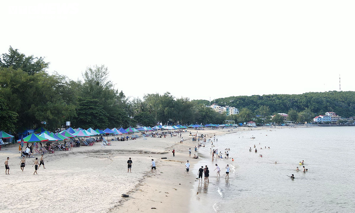 Ảnh, video: Hải Phòng mở cửa du lịch, bãi biển Cát Bà, Đồ Sơn vẫn vắng khách - 5