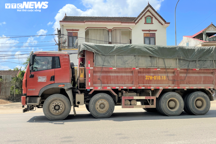 Ảnh: Xe dấu hiệu quá khổ, quá tải tung hoành trên quốc lộ 7 ở Nghệ An - 6