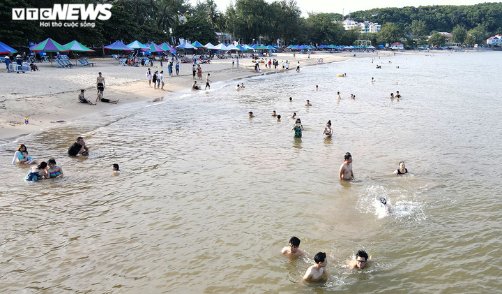 Ảnh, video: Hải Phòng mở cửa du lịch, bãi biển Cát Bà, Đồ Sơn vẫn vắng khách - 7