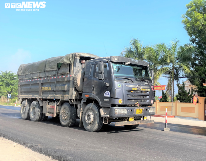 Ảnh: Xe dấu hiệu quá khổ, quá tải tung hoành trên quốc lộ 7 ở Nghệ An - 8