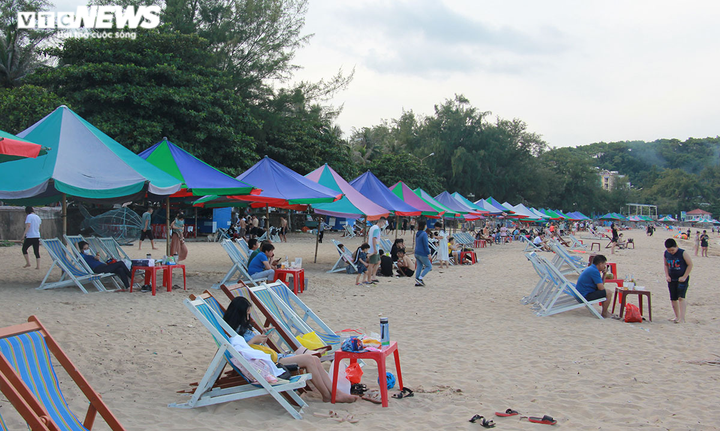 Ảnh, video: Hải Phòng mở cửa du lịch, bãi biển Cát Bà, Đồ Sơn vẫn vắng khách - 8