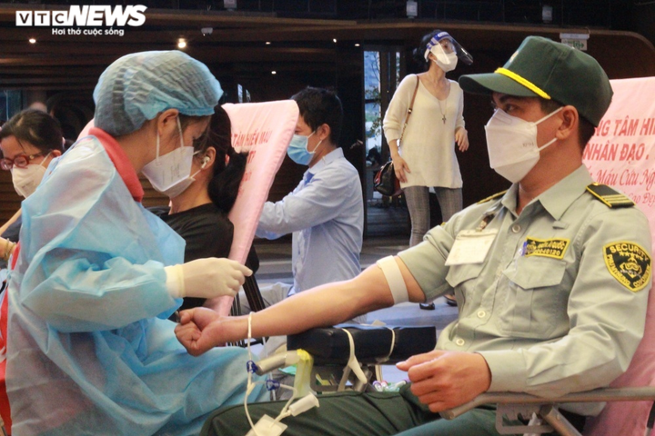 Cán bộ, nhân viên Công ty Phú Mỹ Hưng và cư dân hiến 600 đơn vị máu - 3