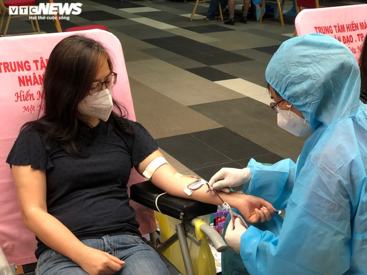 Cán bộ, nhân viên Công ty Phú Mỹ Hưng và cư dân hiến 600 đơn vị máu - 1