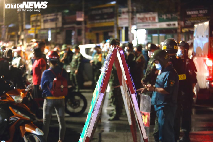 Bình Dương: Quân đội, công an vận động người về quê tự phát ở lại - 11