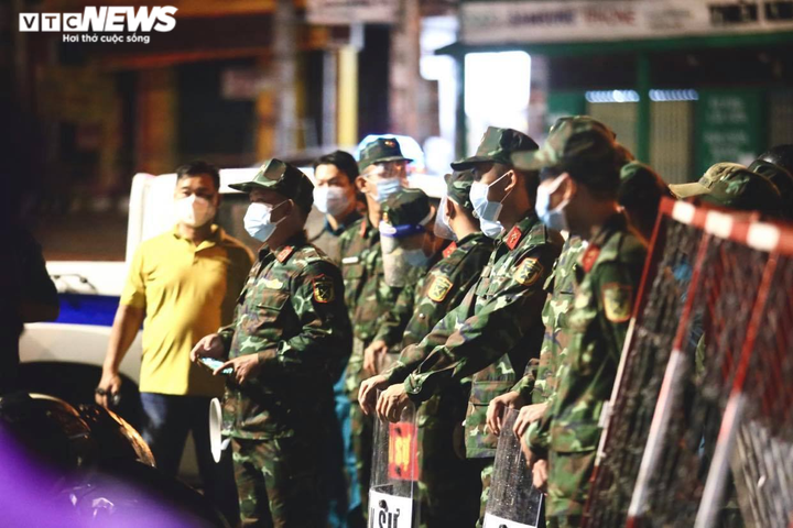 Bình Dương: Quân đội, công an vận động người về quê tự phát ở lại - 9