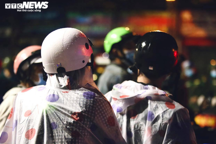 Bình Dương: Quân đội, công an vận động người về quê tự phát ở lại - 7