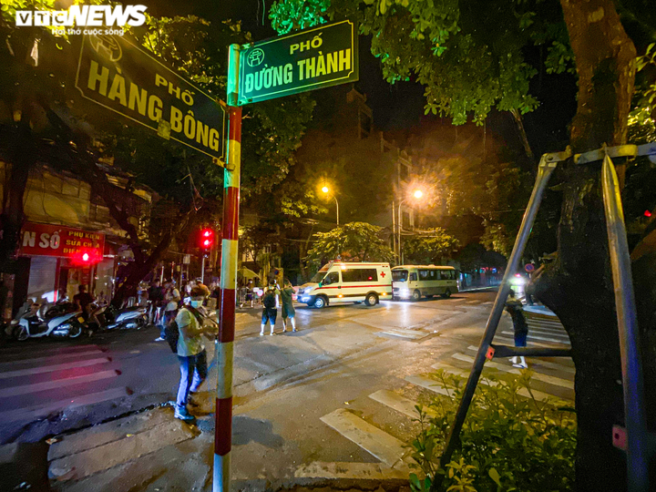 Ảnh: Trắng đêm đưa người liên quan ca COVID-19 ở BV Việt Đức vào khu cách ly - 1