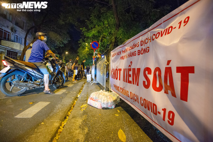 Ảnh: Trắng đêm đưa người liên quan ca COVID-19 ở BV Việt Đức vào khu cách ly - 7