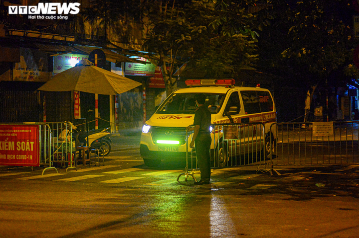 Ảnh: Trắng đêm đưa người liên quan ca COVID-19 ở BV Việt Đức vào khu cách ly - 5