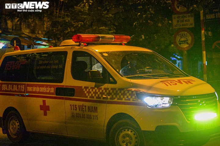 Ảnh: Trắng đêm đưa người liên quan ca COVID-19 ở BV Việt Đức vào khu cách ly - 6