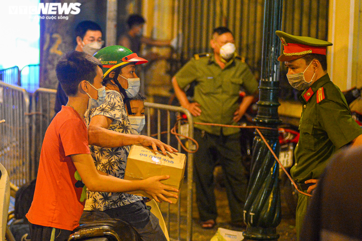 Ảnh: Trắng đêm đưa người liên quan ca COVID-19 ở BV Việt Đức vào khu cách ly - 8