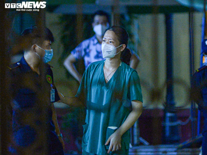 Ảnh: Trắng đêm đưa người liên quan ca COVID-19 ở BV Việt Đức vào khu cách ly - 9
