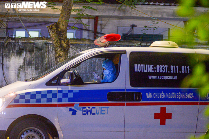 Ảnh: Trắng đêm đưa người liên quan ca COVID-19 ở BV Việt Đức vào khu cách ly - 3