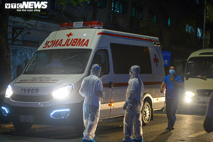 Ảnh: Trắng đêm đưa người liên quan ca COVID-19 ở BV Việt Đức vào khu cách ly - 2