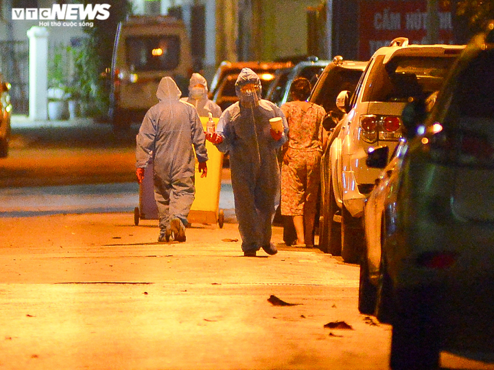 Ảnh: Trắng đêm đưa người liên quan ca COVID-19 ở BV Việt Đức vào khu cách ly - 4