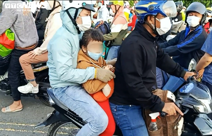 Đồng Nai: Hàng ngàn người đổ về quê tự phát bằng xe máy, mang theo cả con nhỏ - 5