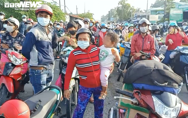 Đồng Nai: Hàng ngàn người đổ về quê tự phát bằng xe máy, mang theo cả con nhỏ - 1