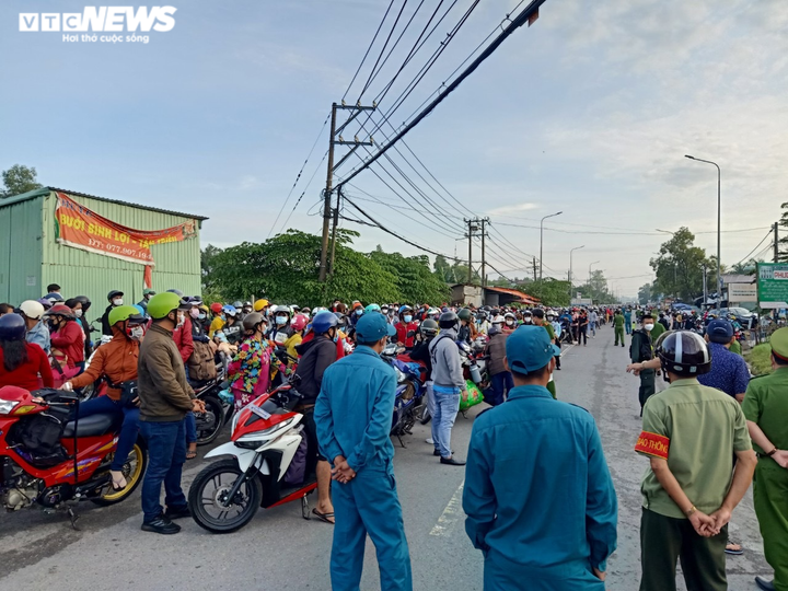 Đồng Nai: Hàng ngàn người đổ về quê tự phát bằng xe máy, mang theo cả con nhỏ - 4