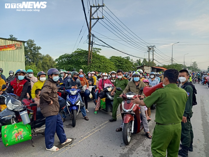Đồng Nai: Hàng ngàn người đổ về quê tự phát bằng xe máy, mang theo cả con nhỏ - 3
